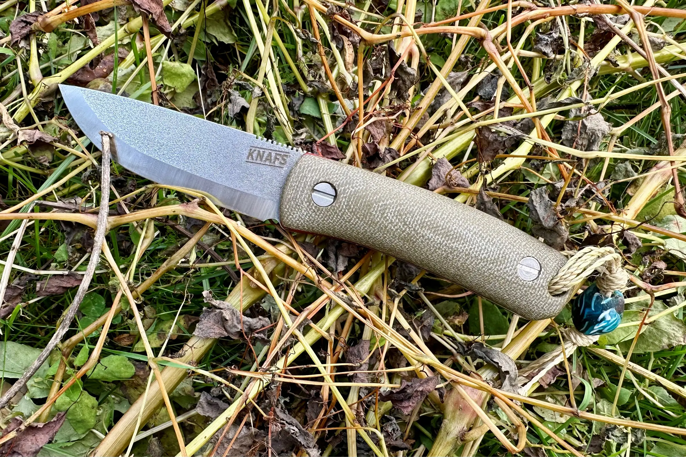 knafs lulu knife above cutted grass