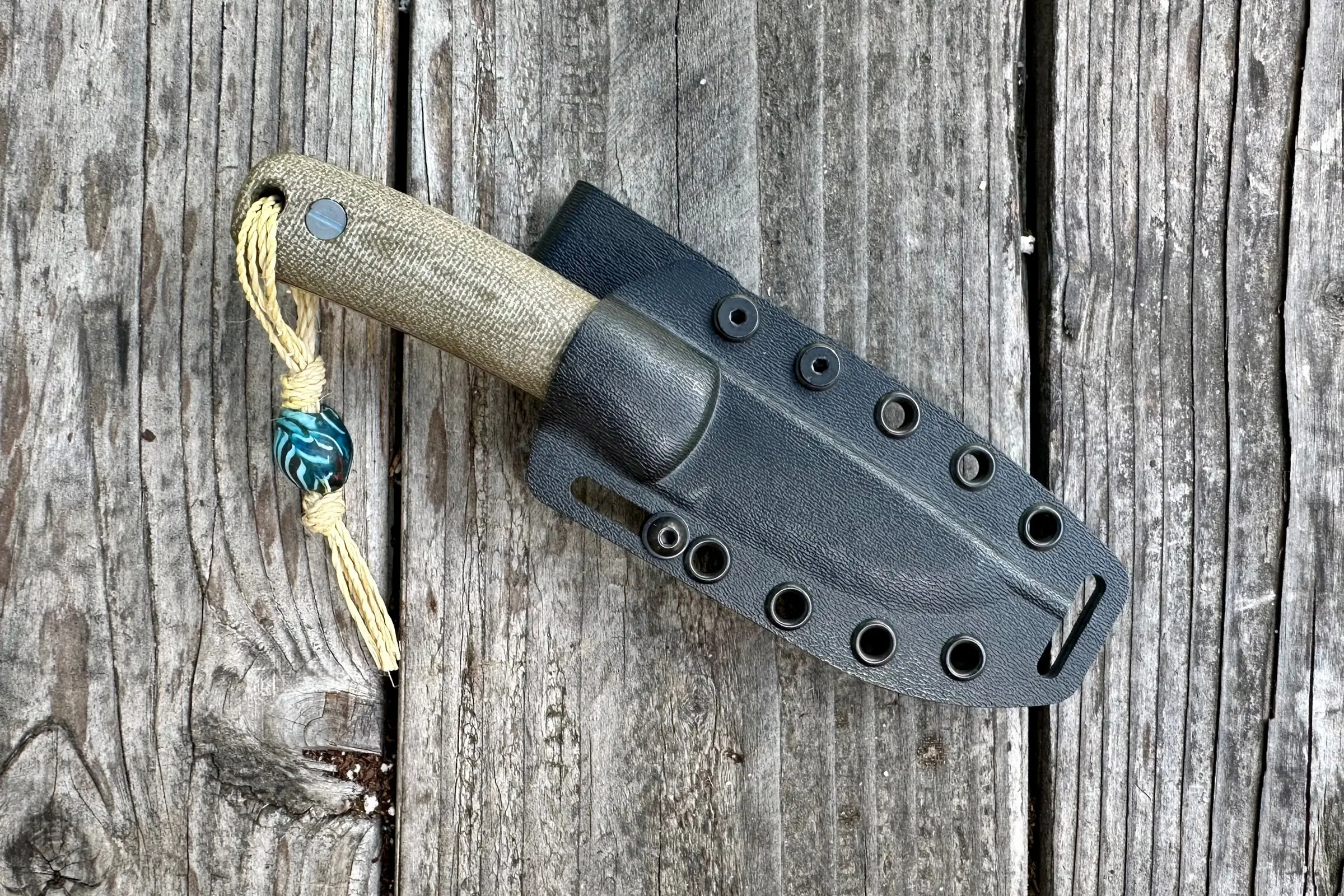 knafs lulu knife with its sheath