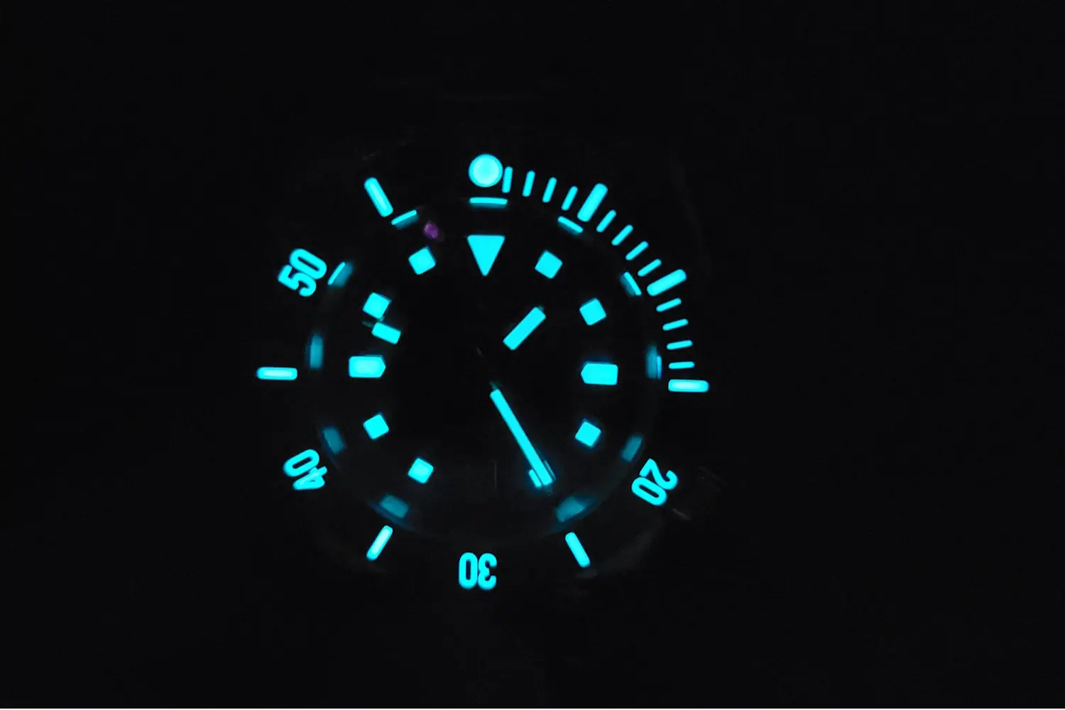 endeavour ii watch glowing in the dark