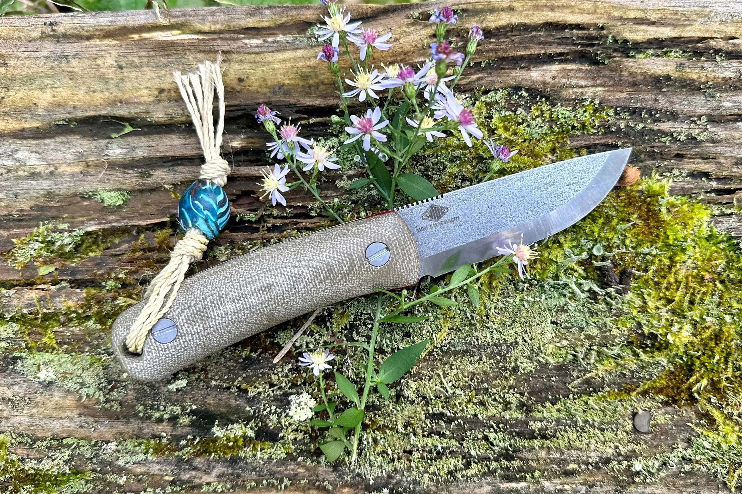 Knafs Lulu Fixed Blade Knife on a bed of moss and flowers