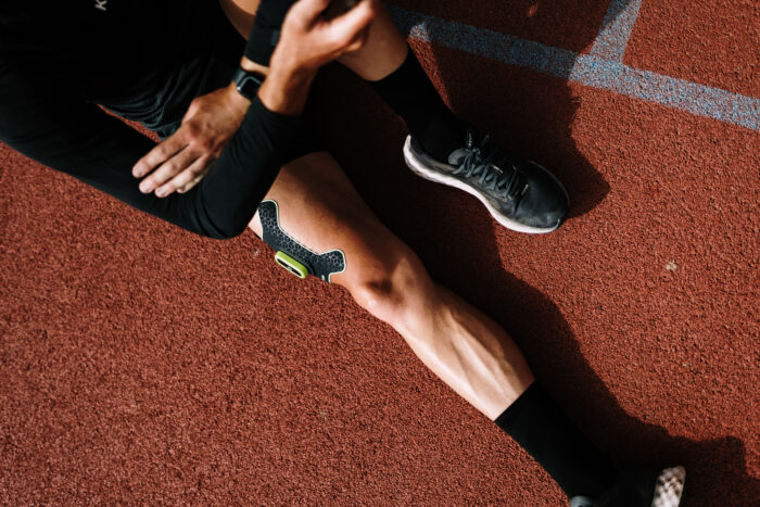 a man wears a CLOMP device on his right thigh