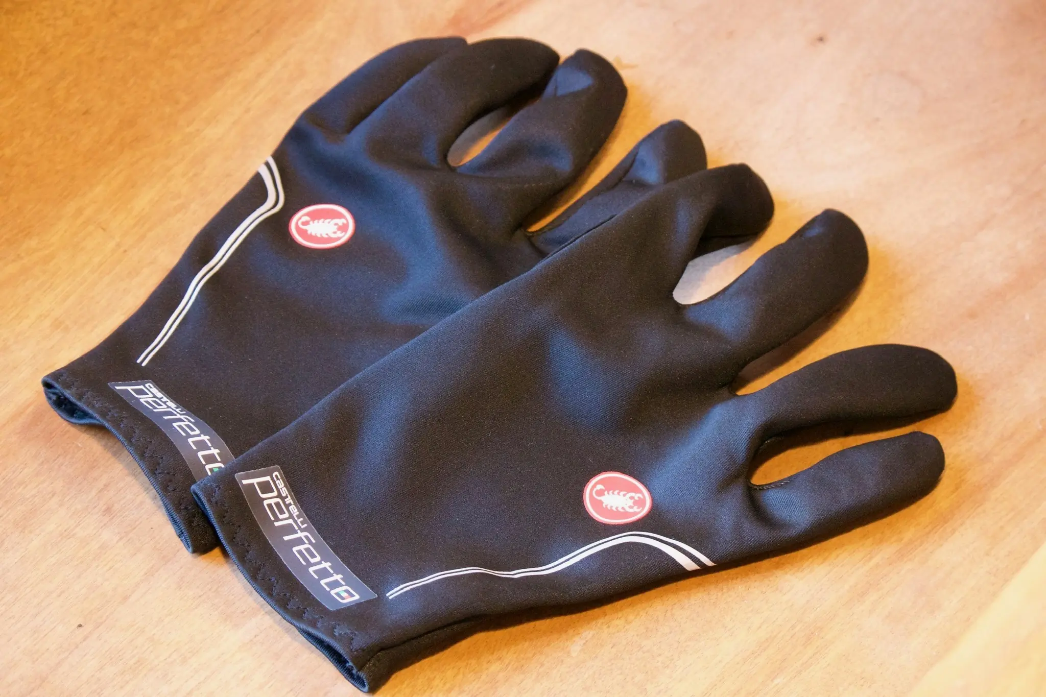 Close up image of the Castelli Perfetto Light winter cycling gloves