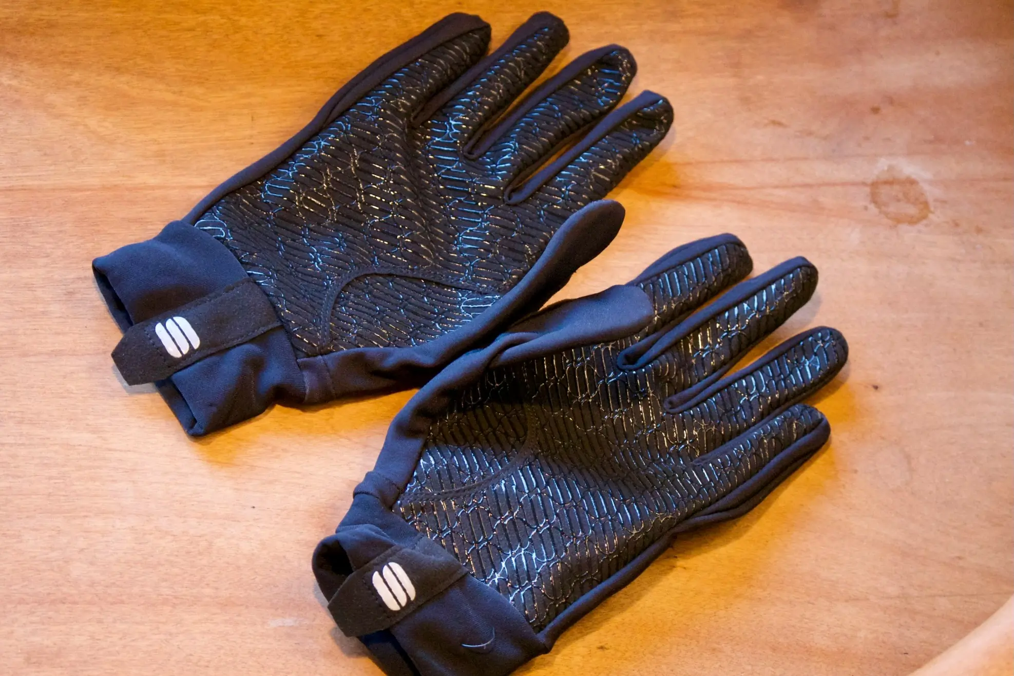 Close up view of the silicone textured palms on the Sportful No Rain cycling gloves