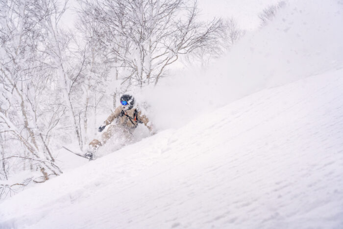 skier wearing the oyuki / smith colla gear going downhill