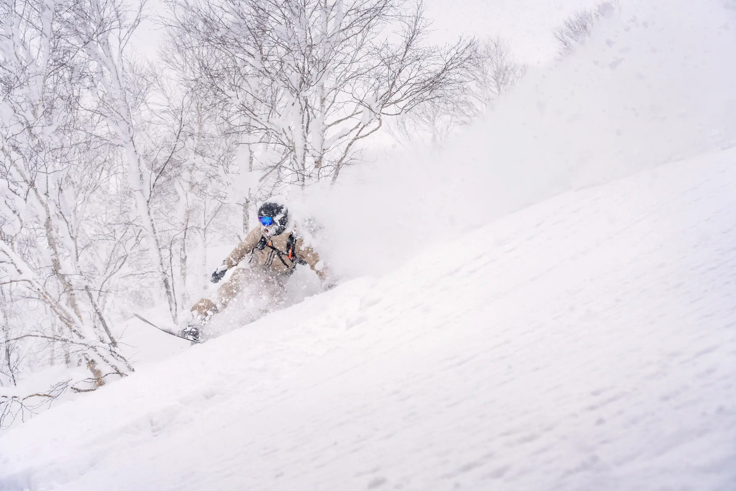skier wearing the oyuki / smith colla gear going downhill