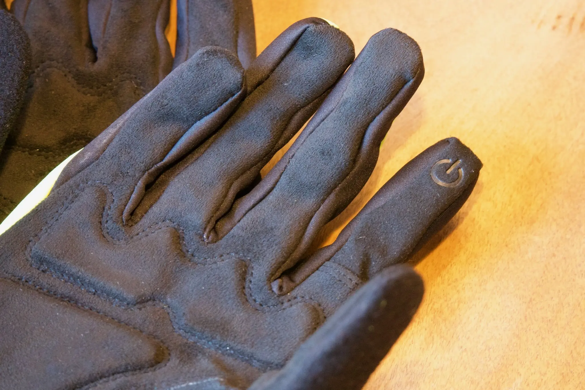 Close up of the touchscreen compatible fingertip of the Pearl Izumi Cyclone Gel gloves