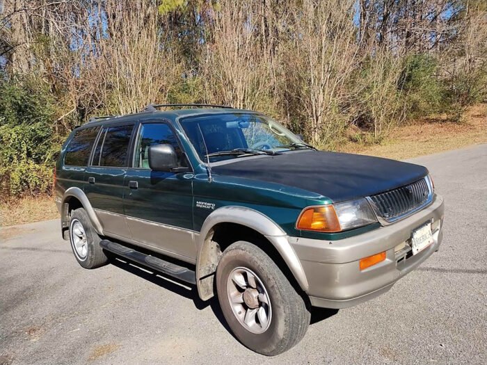 A Mitsubishi Montero Sport