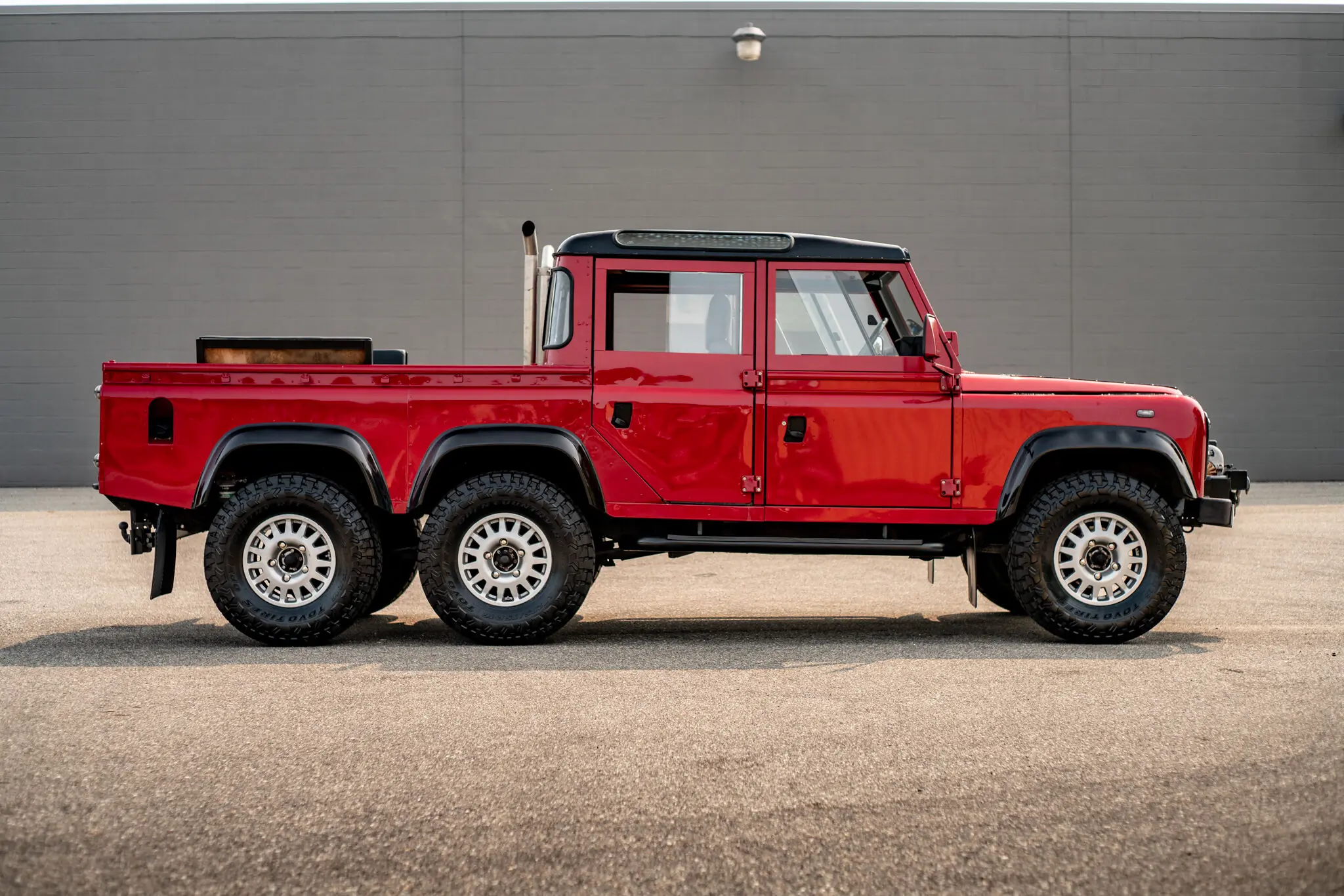 Land Rover Defender 6x6
