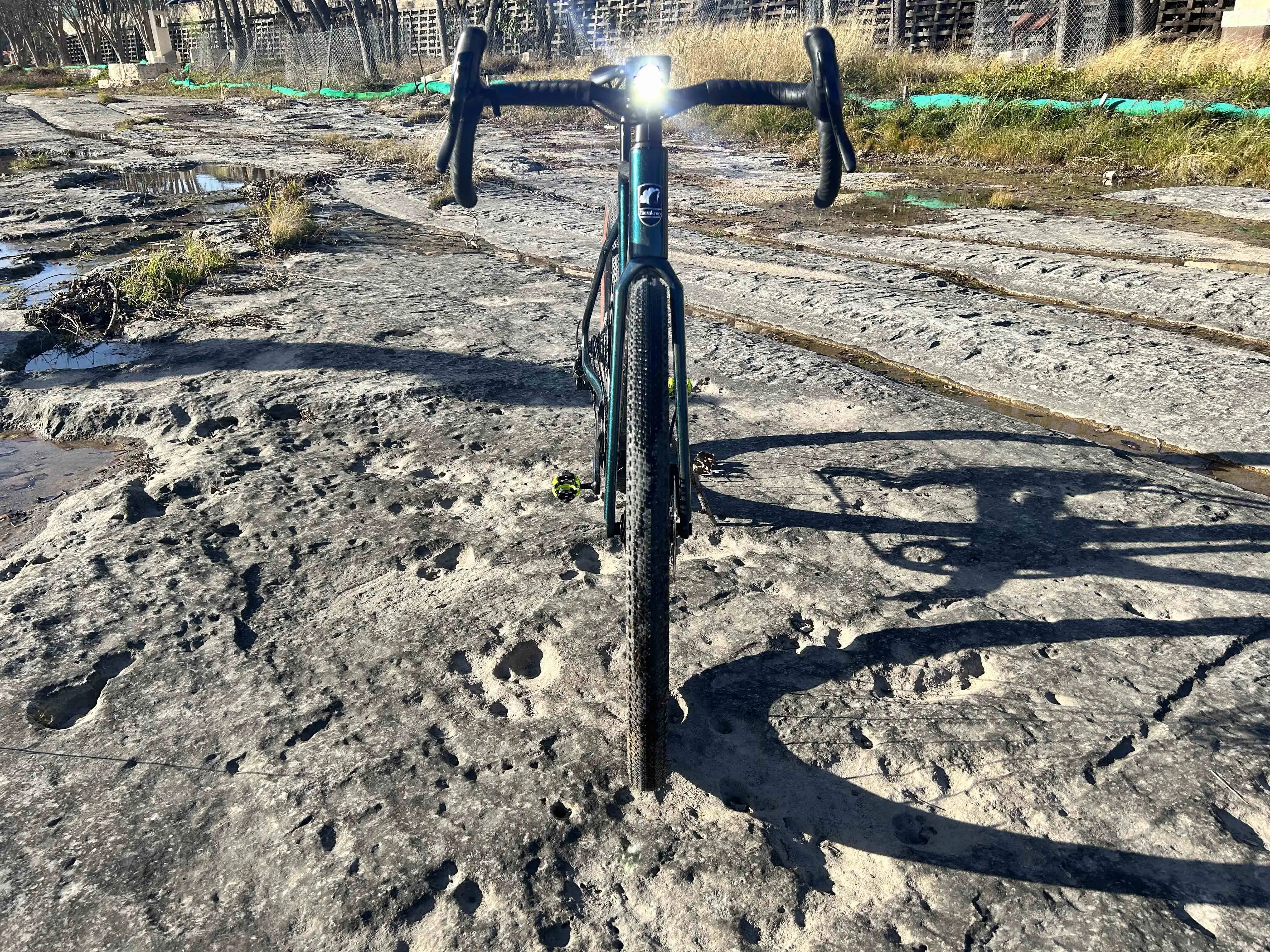 Desiknio X2 Gravel e-bike integrated headlight. Front view.