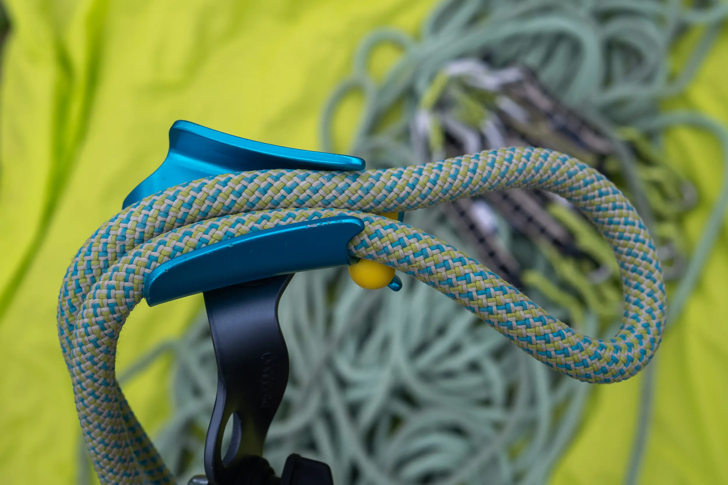 Pongoose stick clip head holding a loop of rope