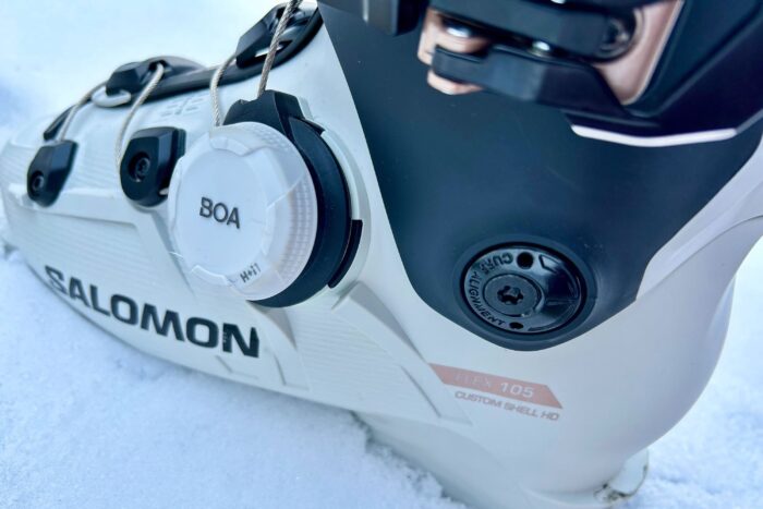 A white plastic dial and cable wire on the BOA dial ski boot 