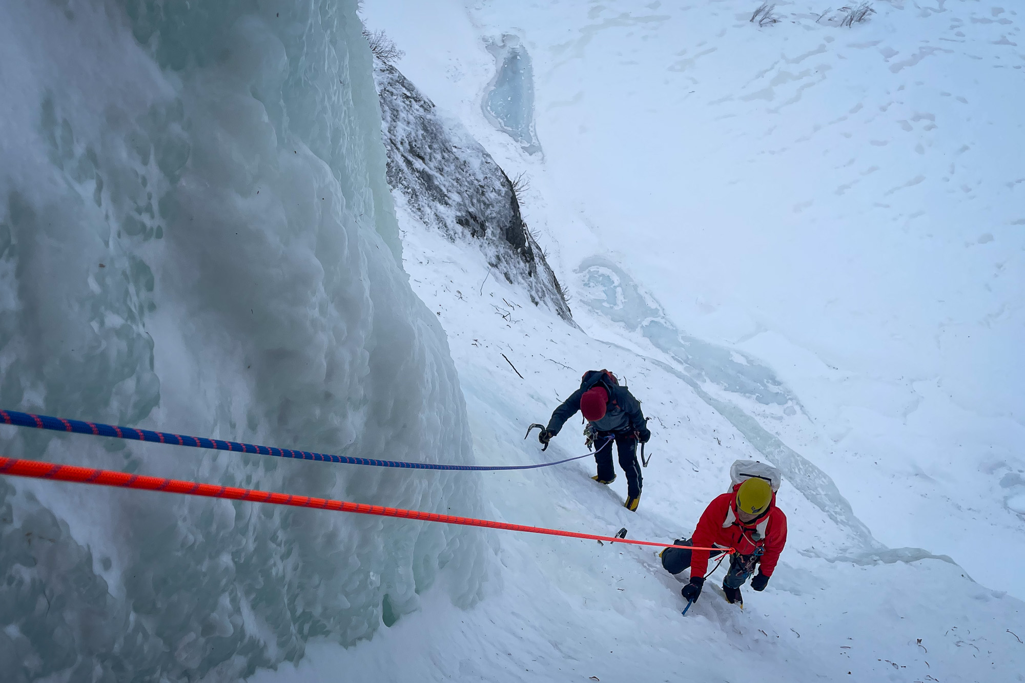 Seiji Ishii and climbing partner following an ice route in Alaska on the Mammut 7.5 Alpine Sender Dry double rope