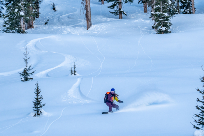 splitboarder making s-turns in snow 
