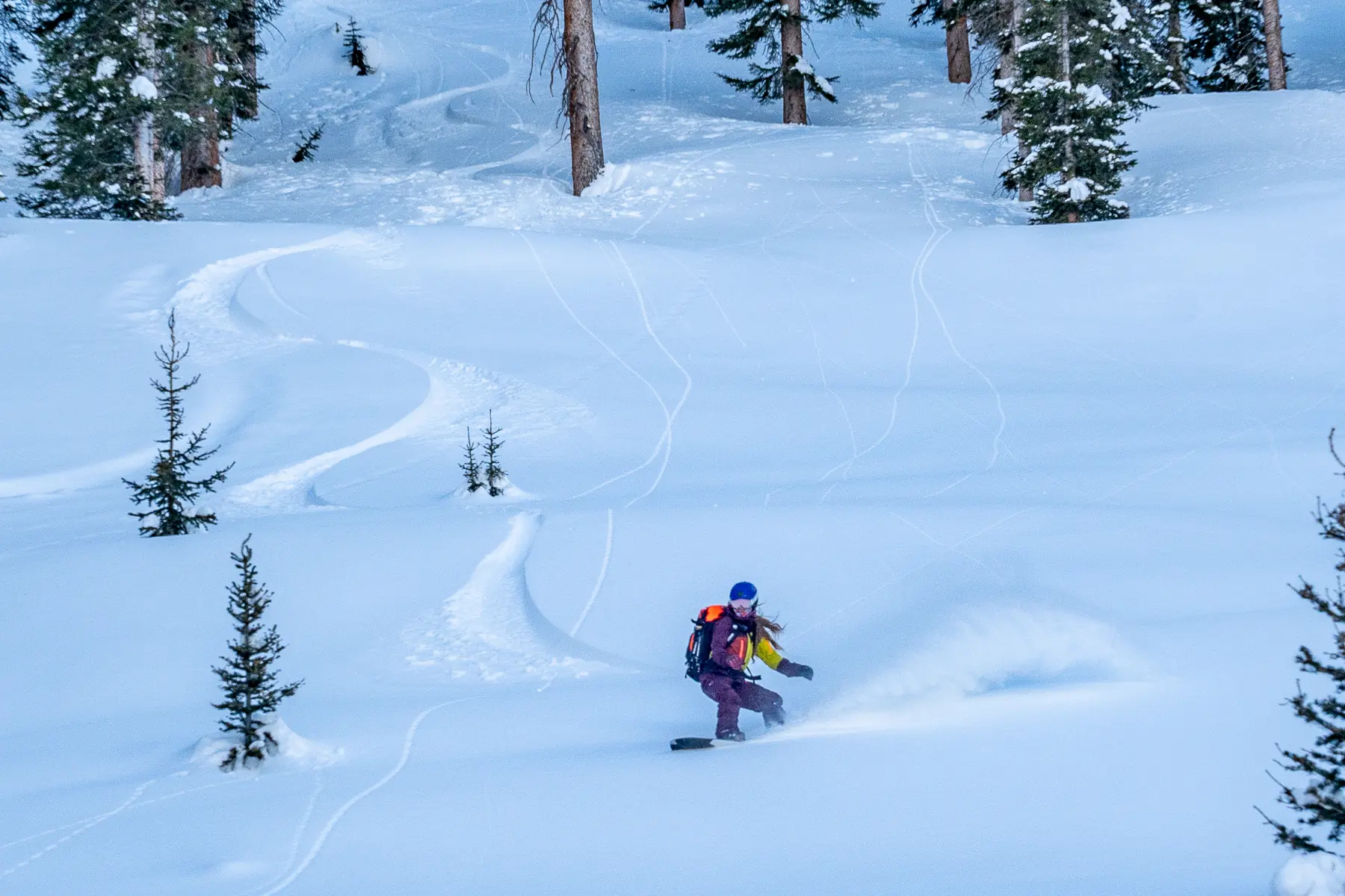 splitboarder making s-turns in snow