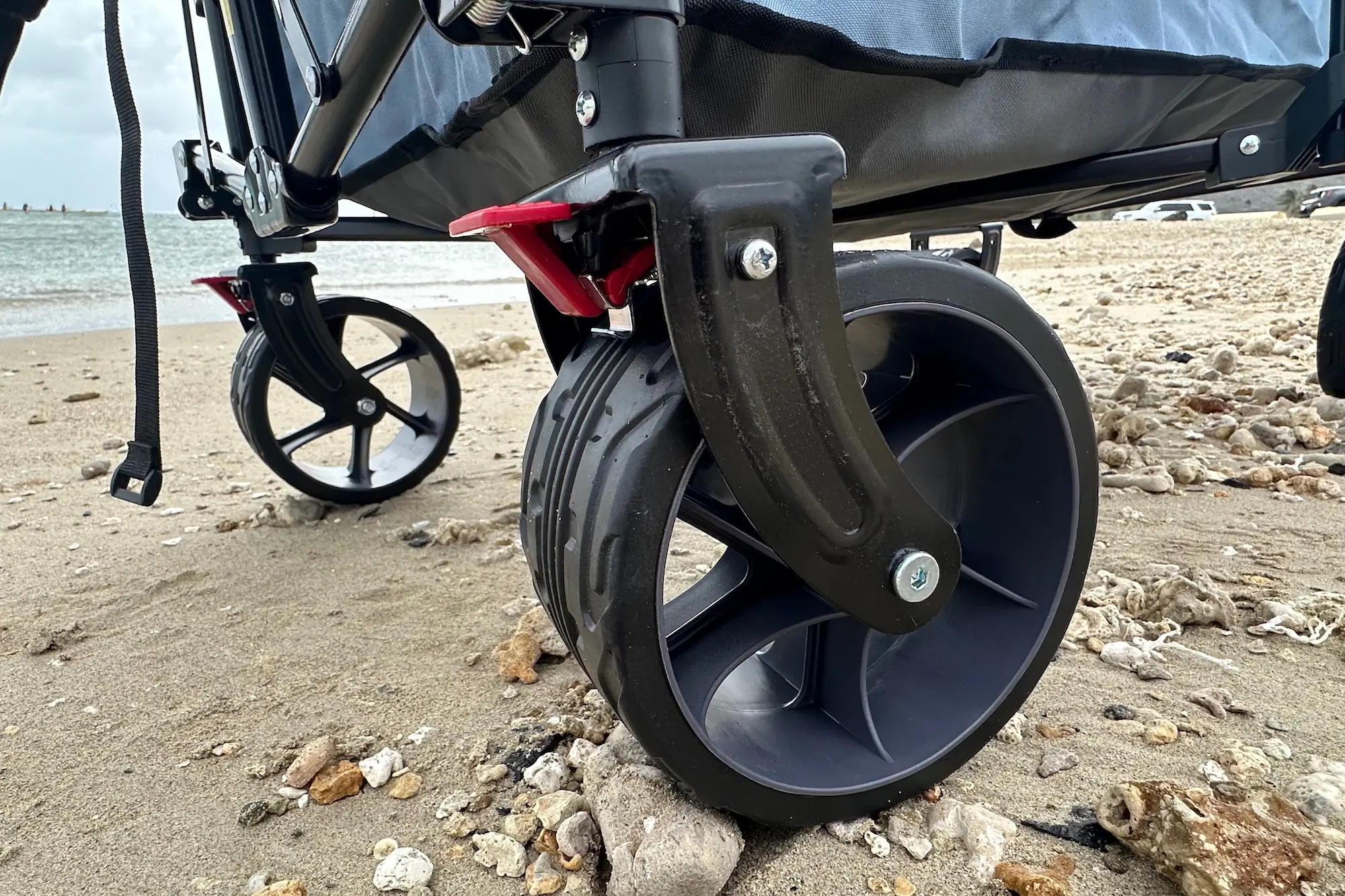 The wide 7-inch diameter wheels on the Sekey beach wagon