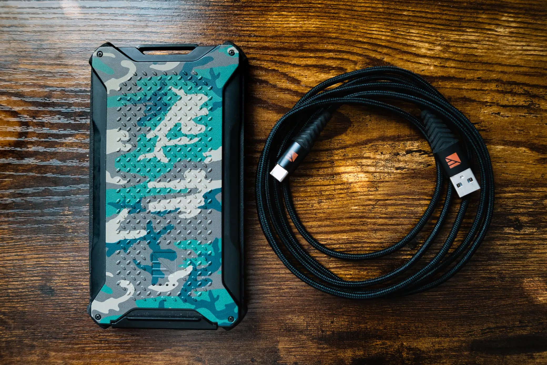 dark energy poseidon pro comes with usb-c cable