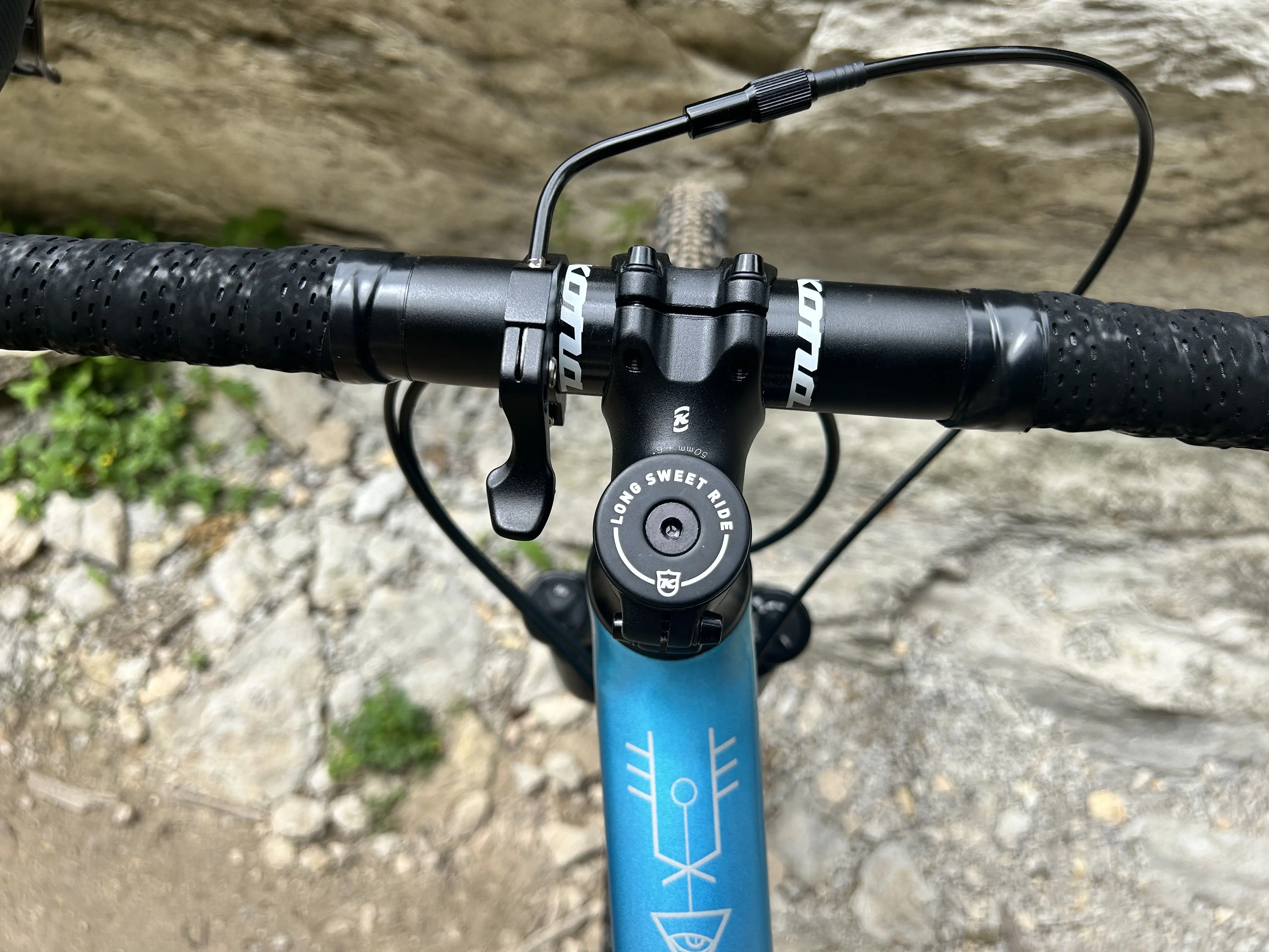 Kona Ouroboros dropper post lever detail image.