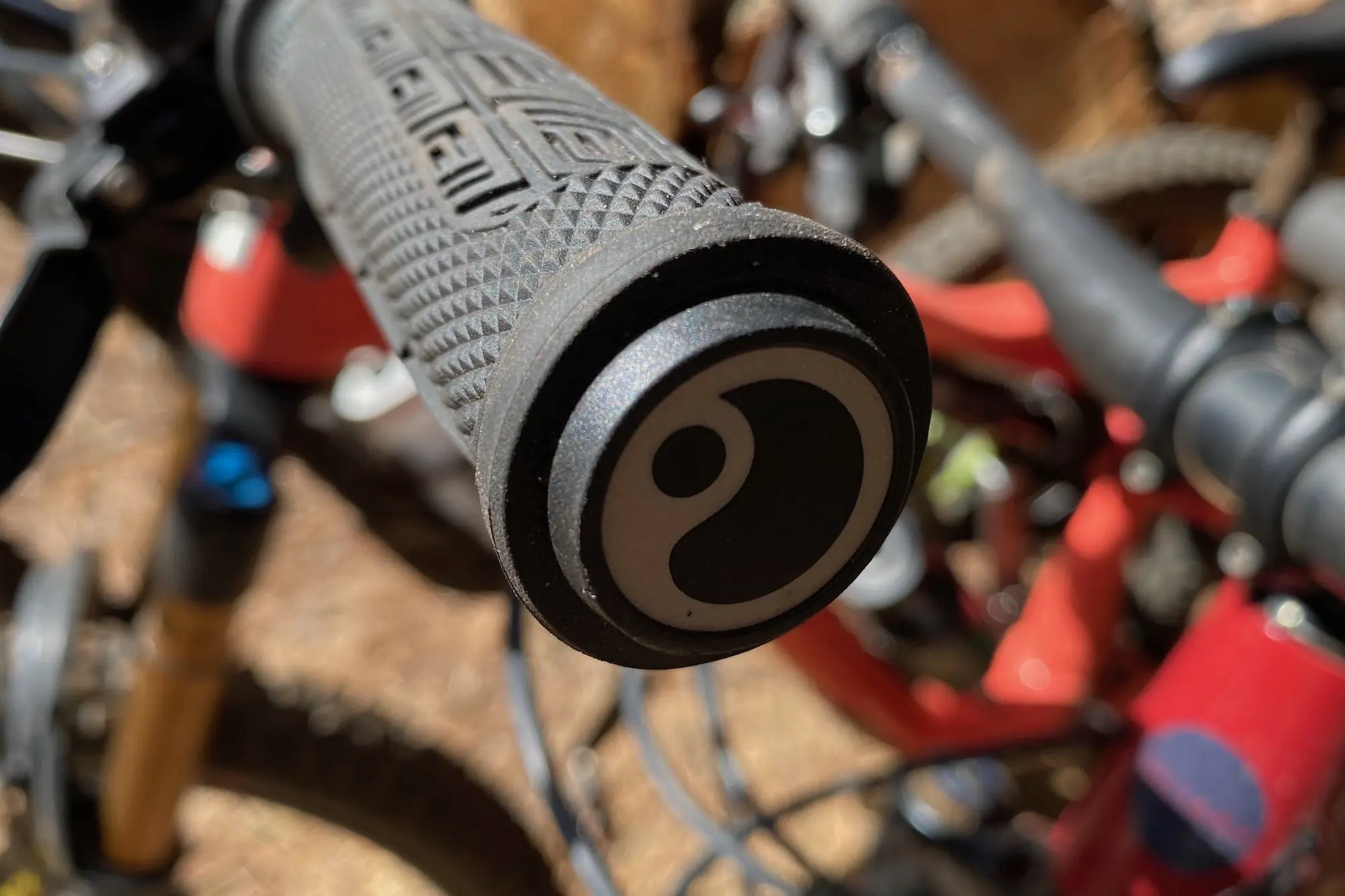 bar plugs on the Ergon GDH Team mtb grips