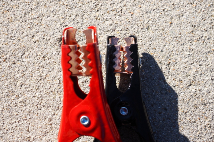 side view of teeth of jumper cable 