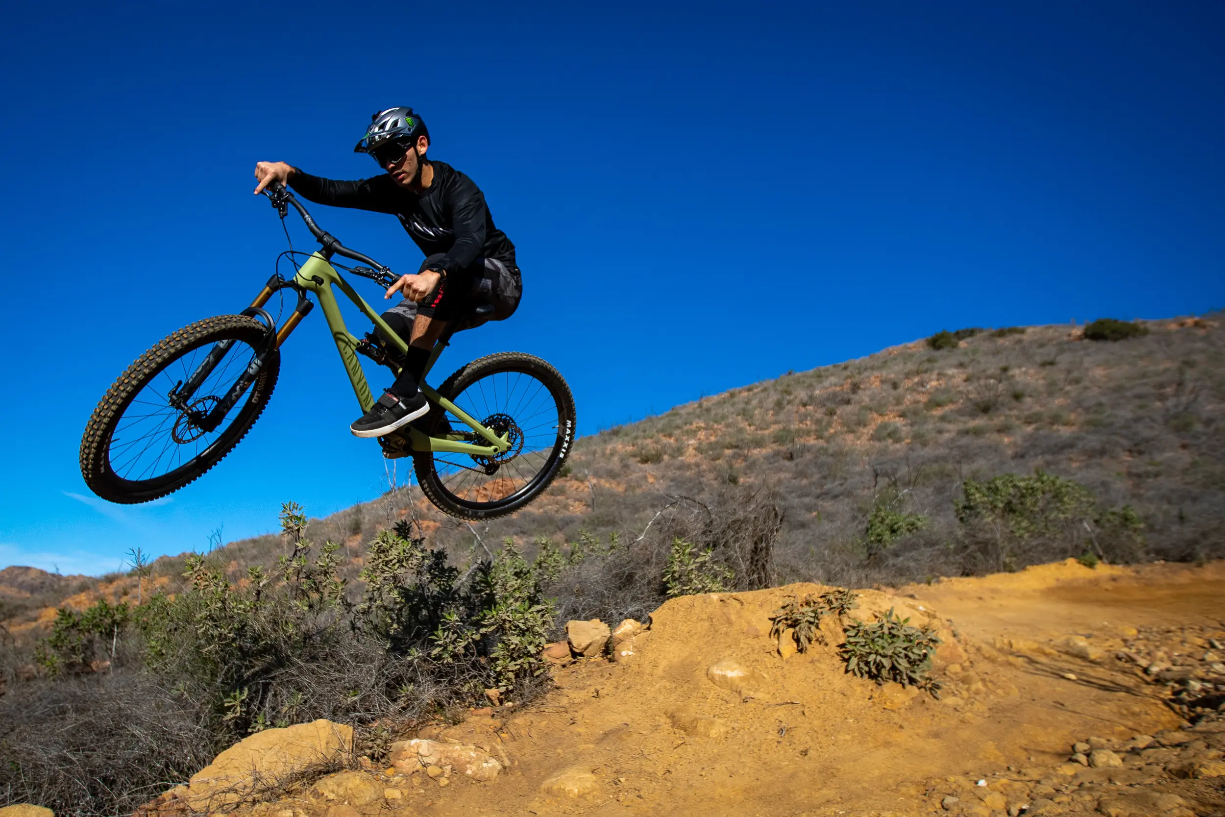 2022 Canyon Spectral 125 CF9 in the air