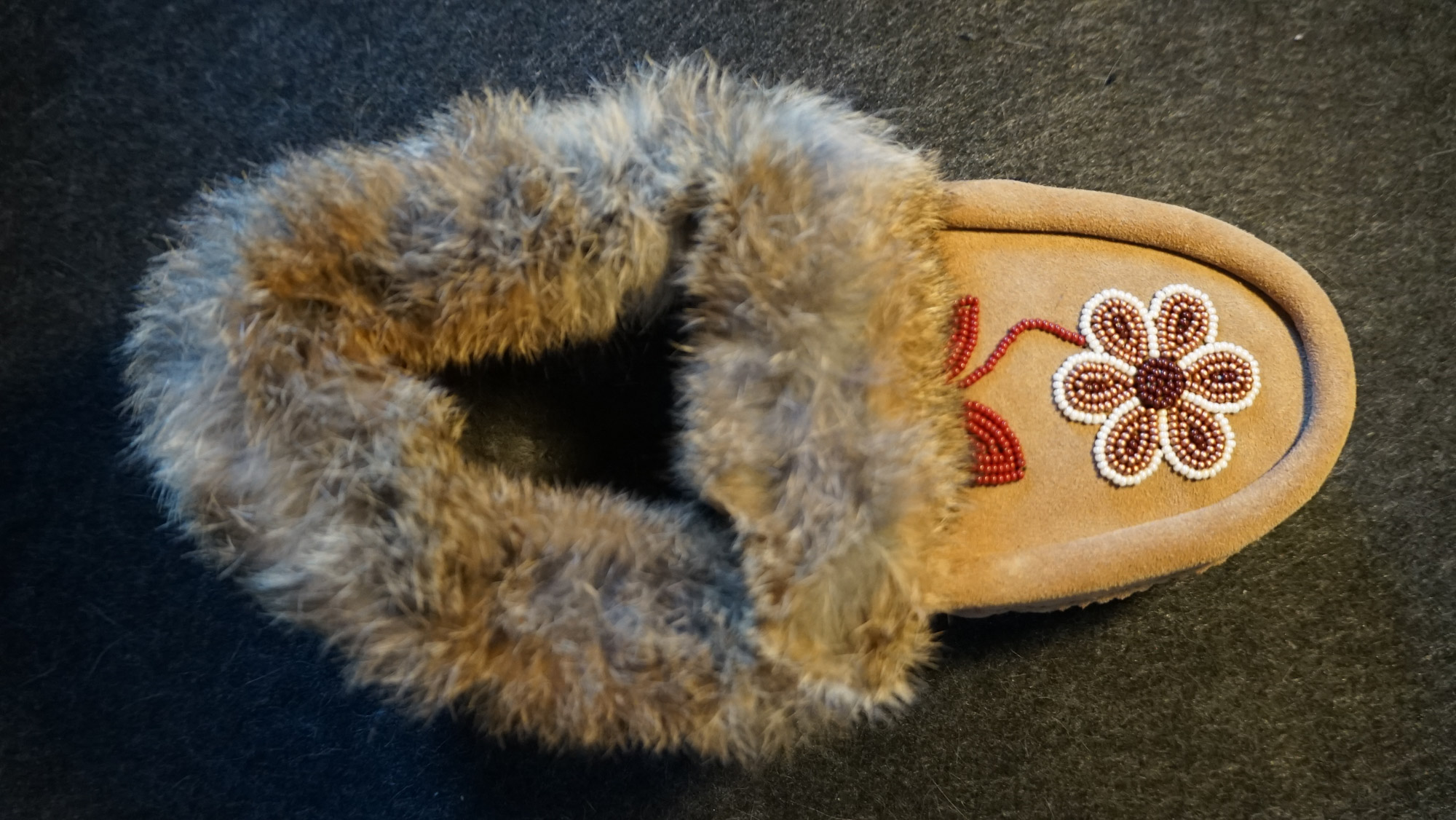 GJBG Women's Slippers Manitobah Metis detail