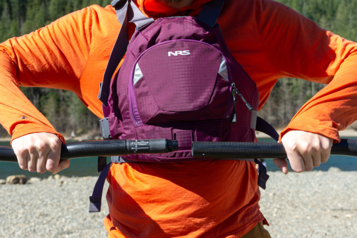 A kayaker demonstrates the Smart View Adjust ferrule on Werner paddles