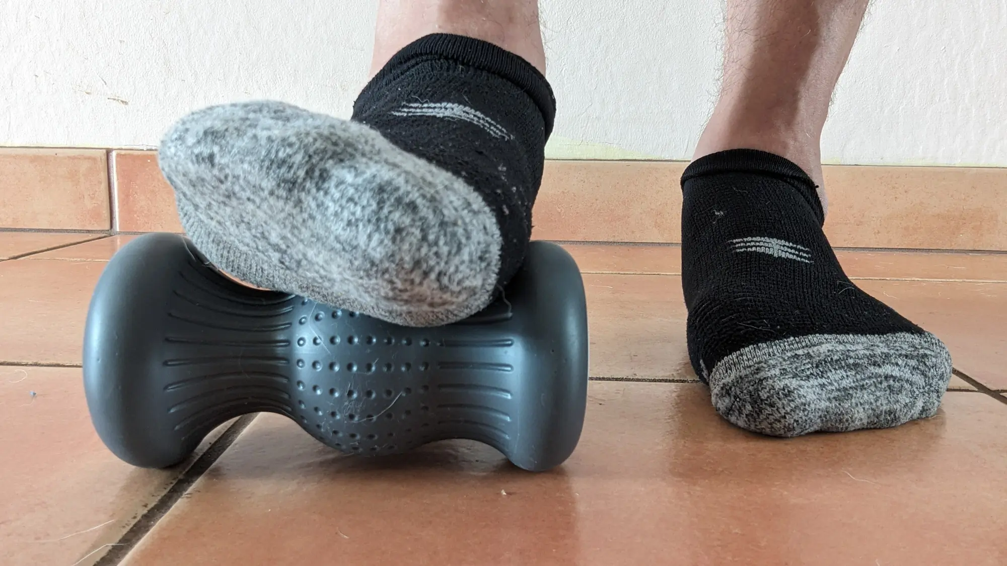 Gear Junkie - Best Foot Massagers - Roll Recovery’s R3 in use