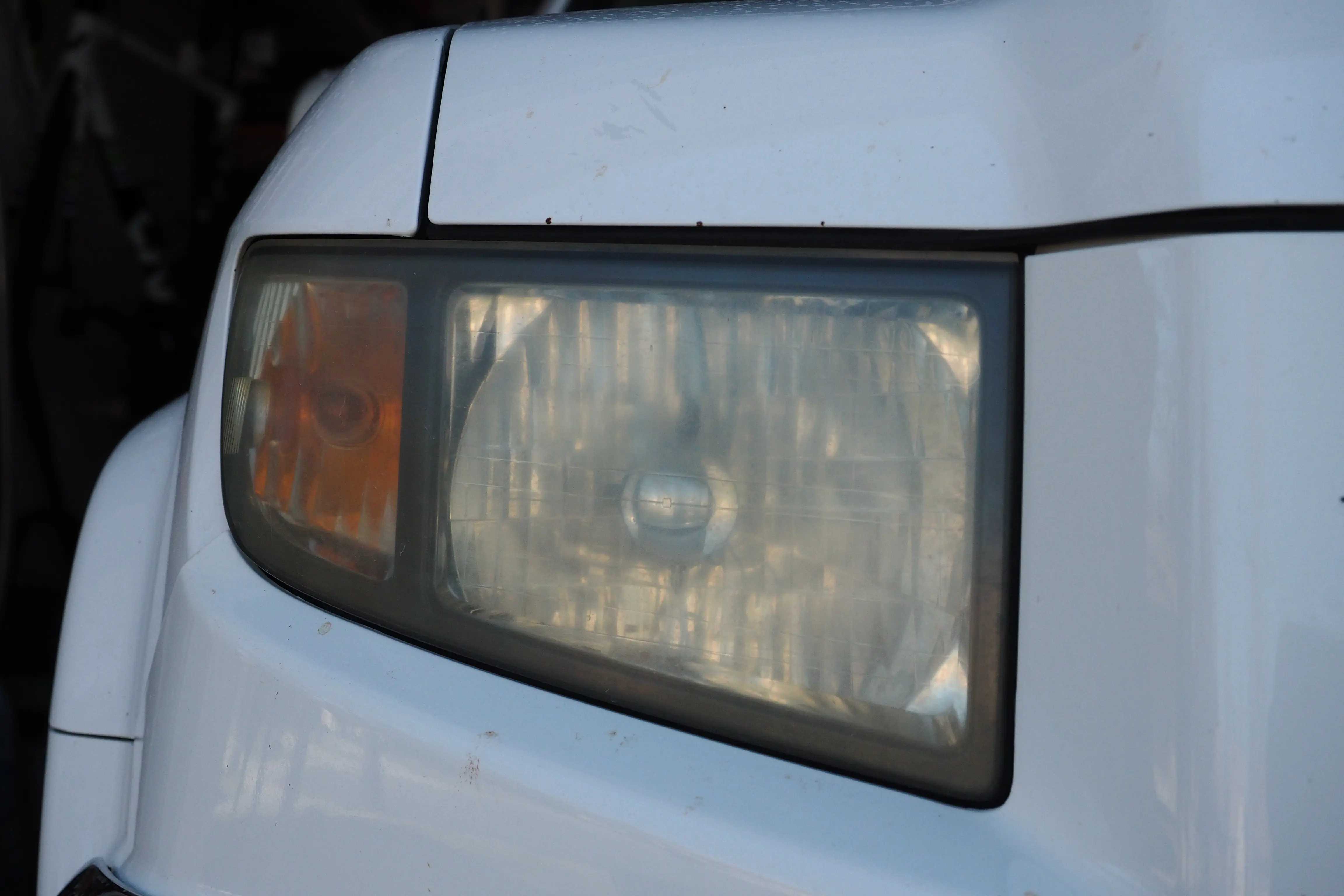 Honda Ridgline with oxidized and sun exposed headlights 