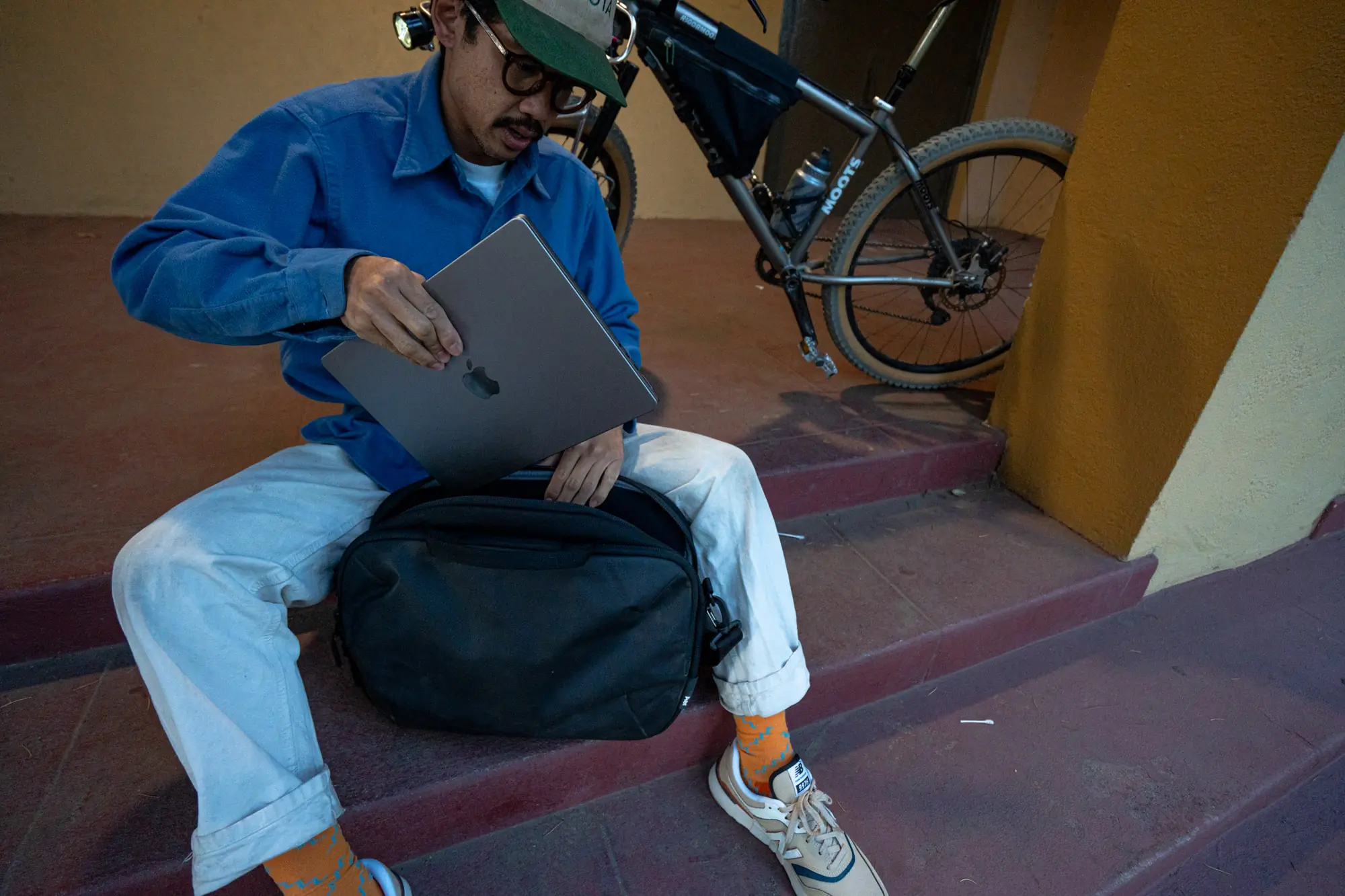 Where Should My Messenger Bag Sit: Ultimate Comfort & Style Guide