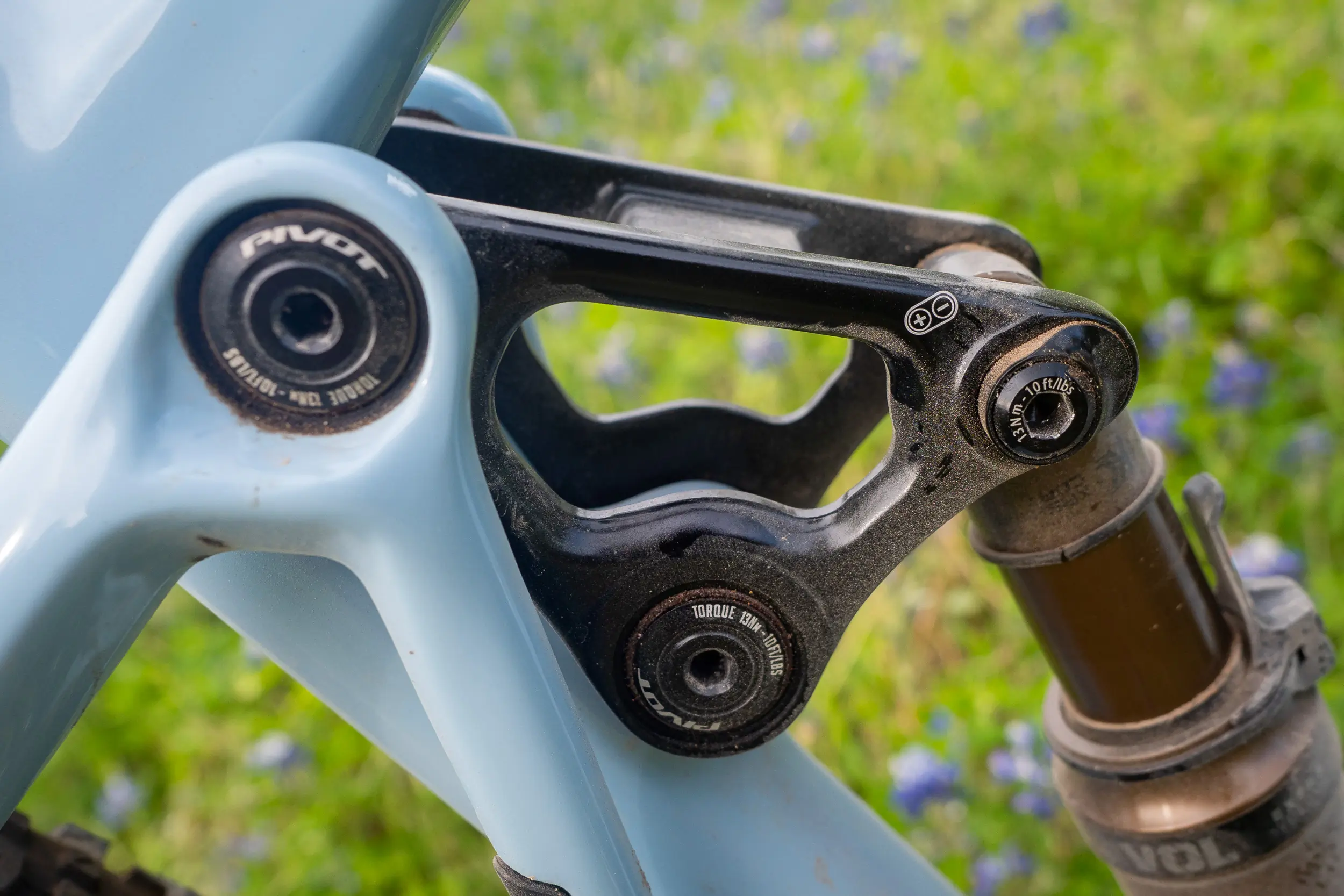 Rocker arm with flip chip on a 2023 Pivot Mach 4 SL chassis