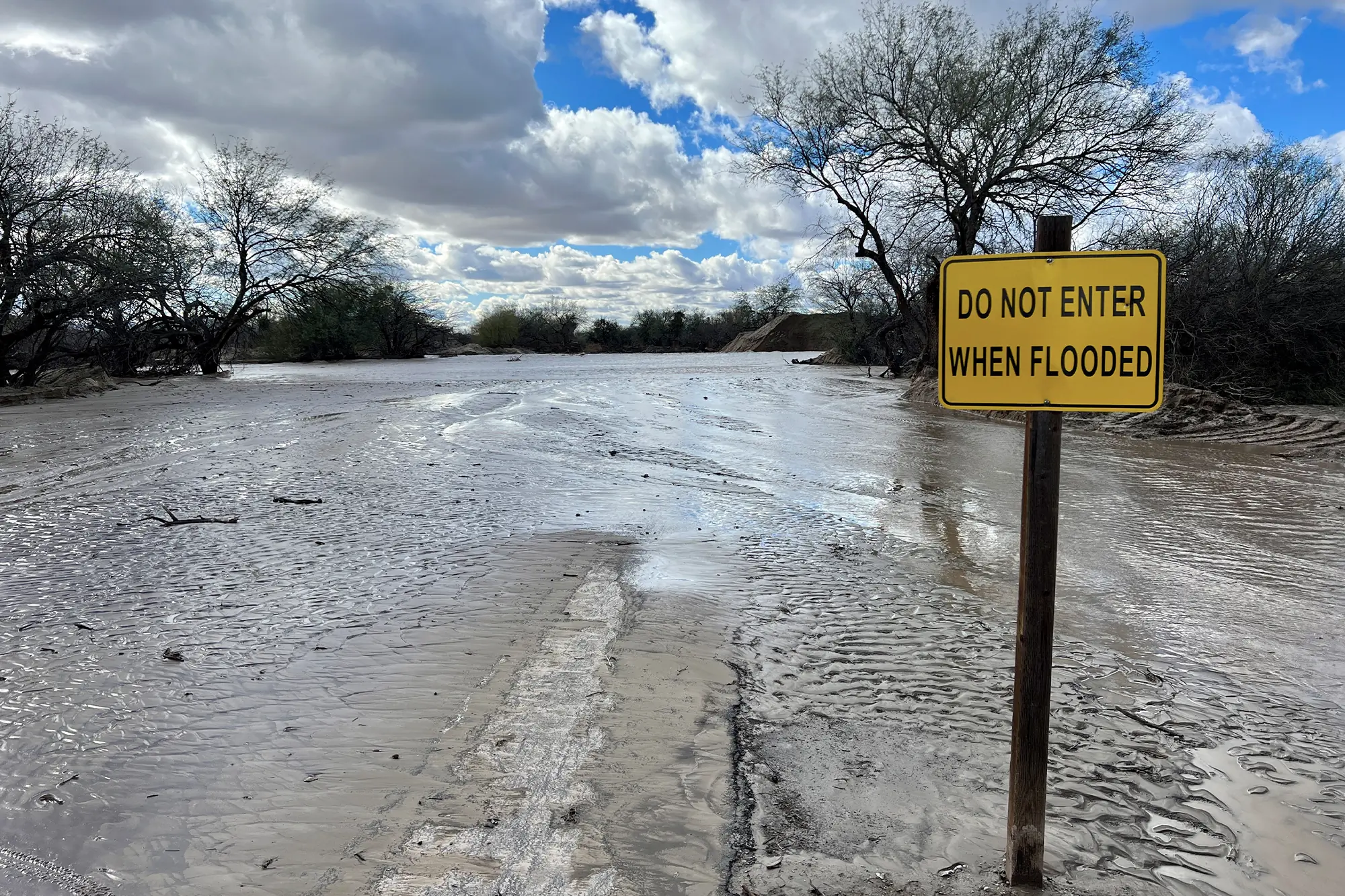 do not enter when flooded sign