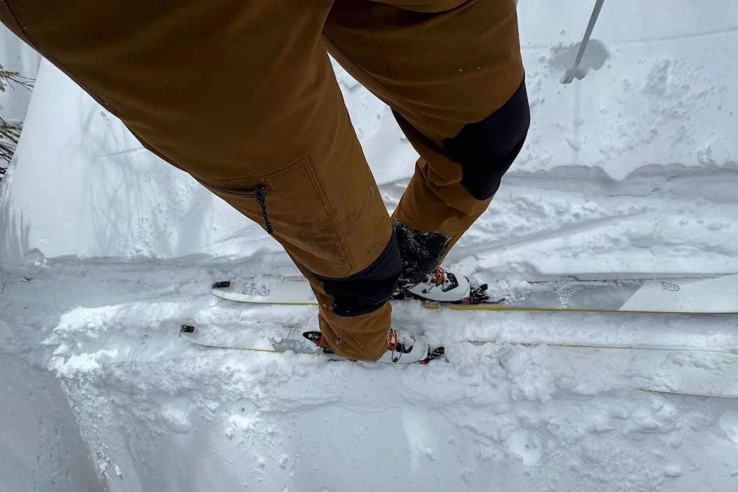 Close-up of a skier's legs in brown Crique III pants