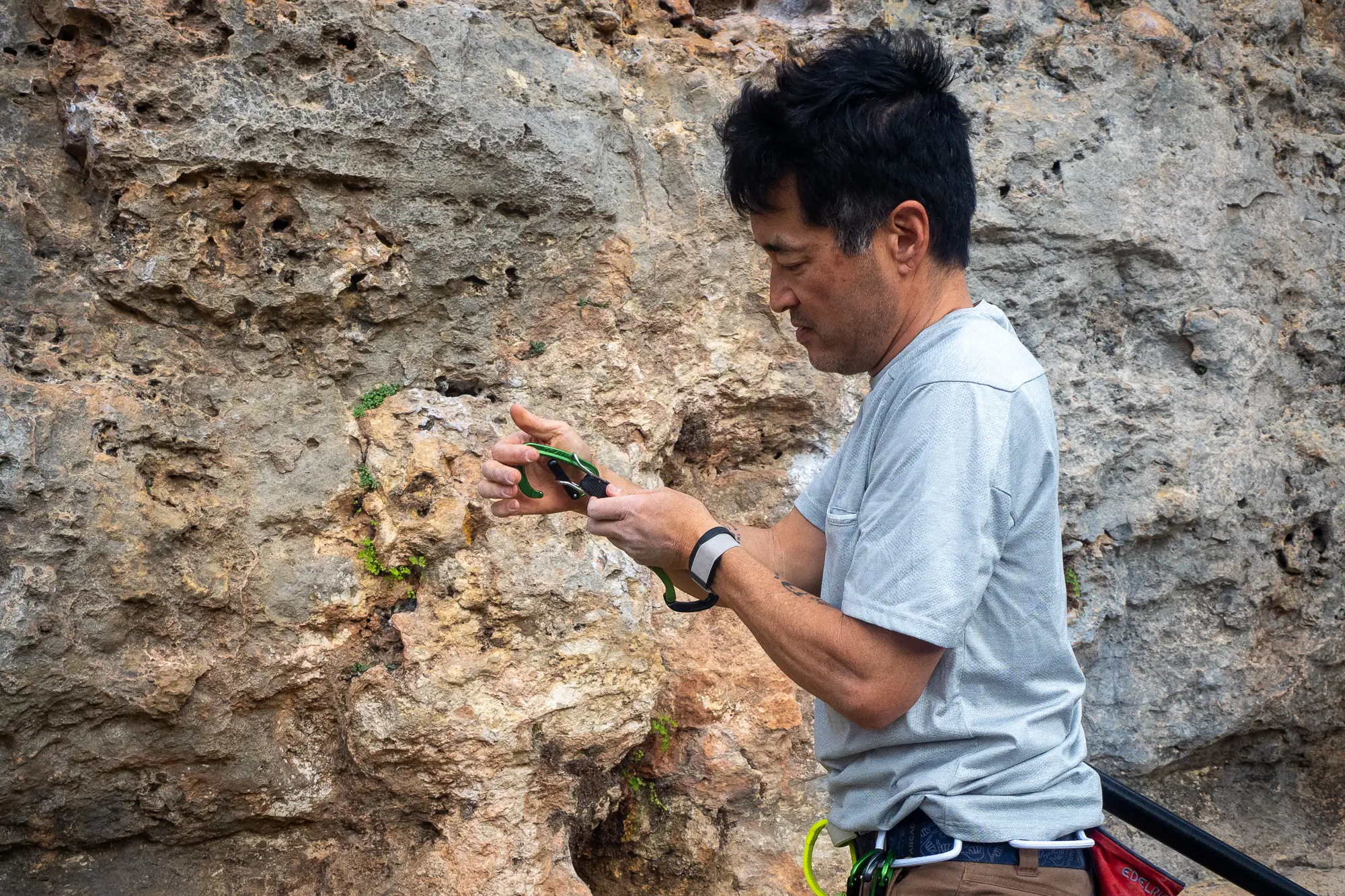 Seiji Ishii loading a quickdraw into the Metolius Roll Up Stick Clip Superclip head