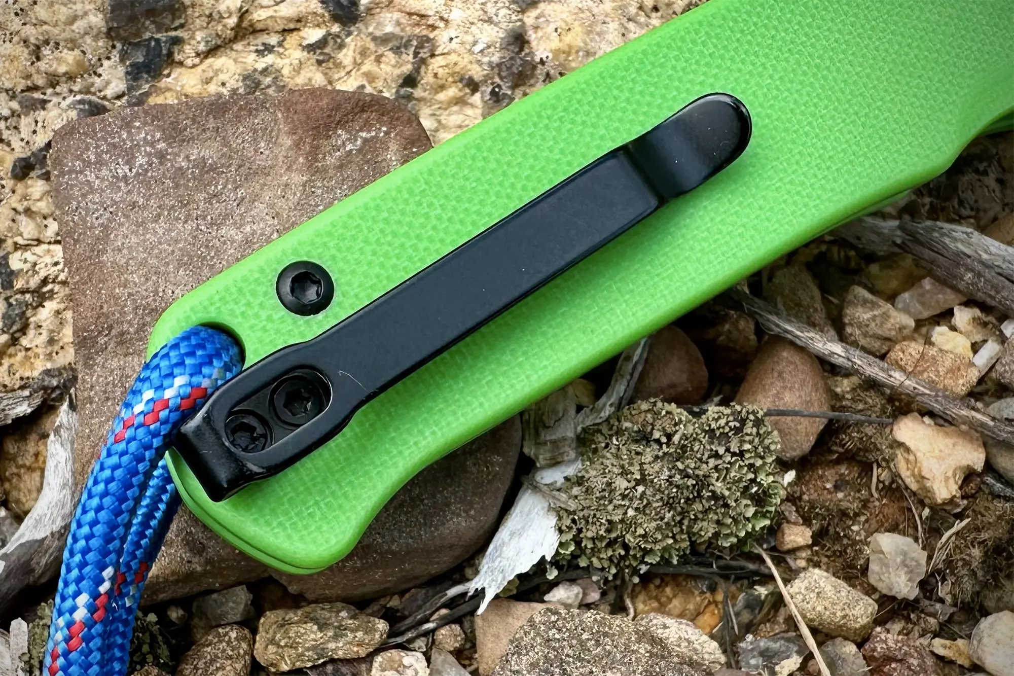 a close-up photo of cjrb hectare pocket clip