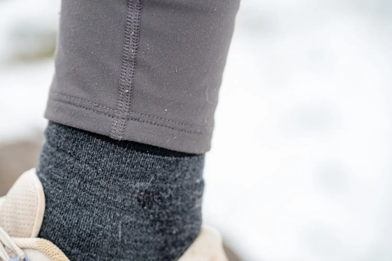Close-up of Rabbit Defroster Speed tights falling just above the ankle