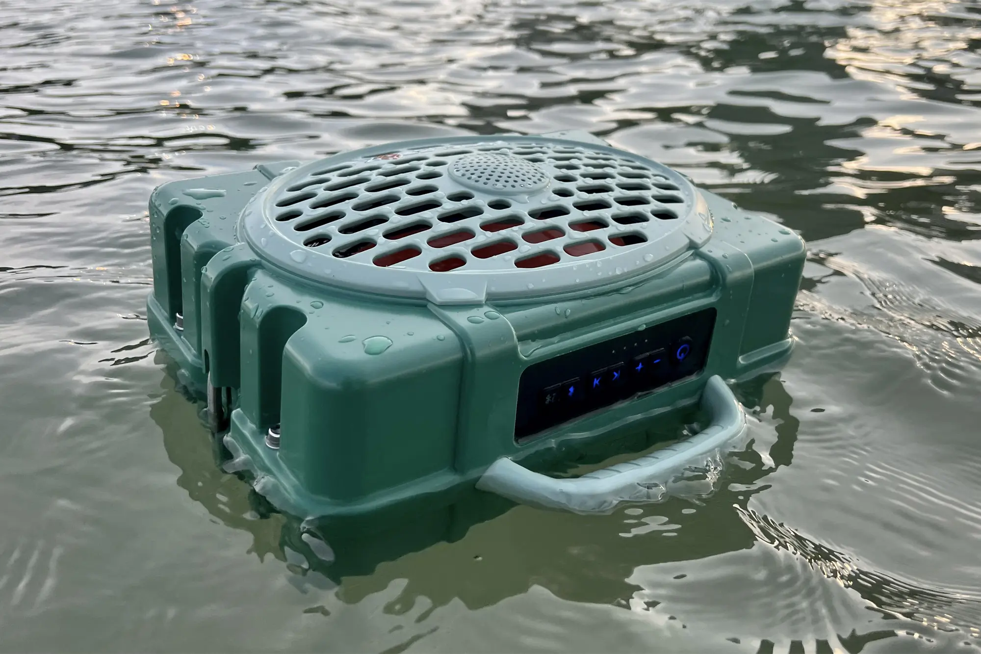 turtlebox speaker floats on the water while switched on
