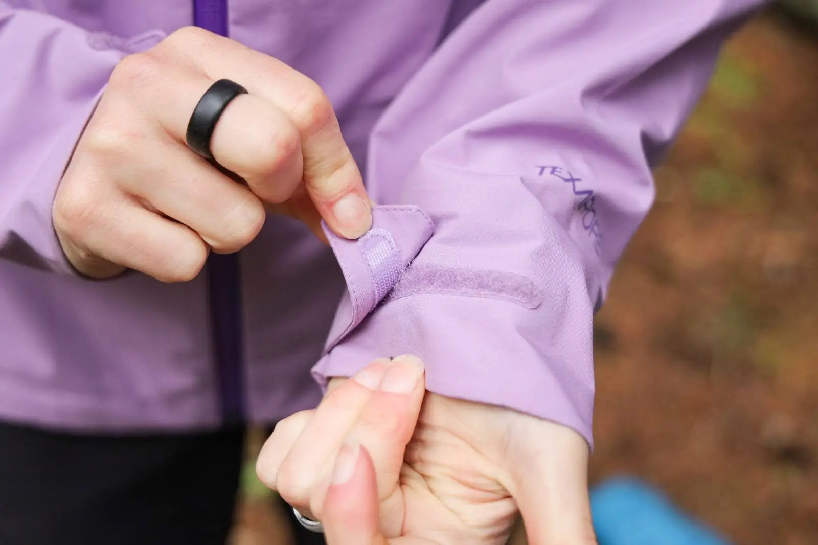 woman adjusting sleeve on jack wolfskin highest peak 3l