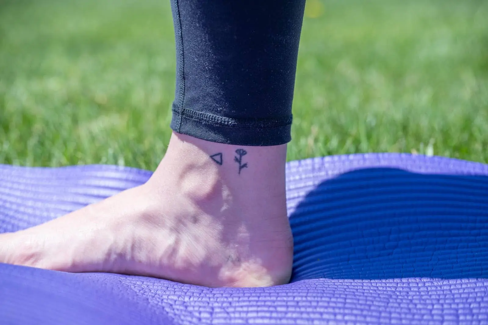 close up of prana chakara leggings hem