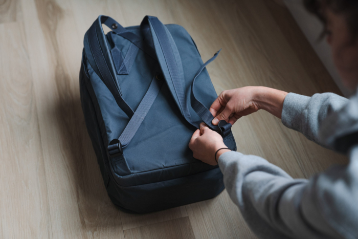 adjusting the shoulder straps on the kanken