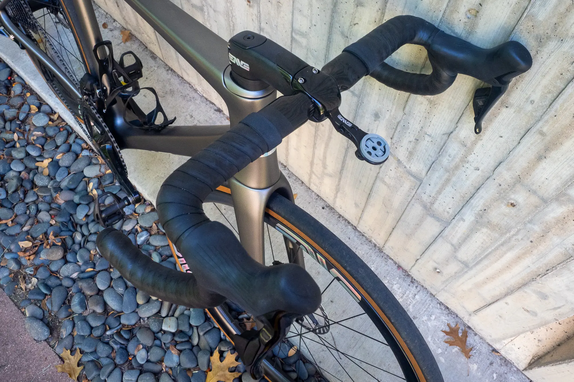 ENVE SES In-Route Handlebar, In-Route Aero Road Stem, and Adjustable Computer Mount on an ENVE Melee