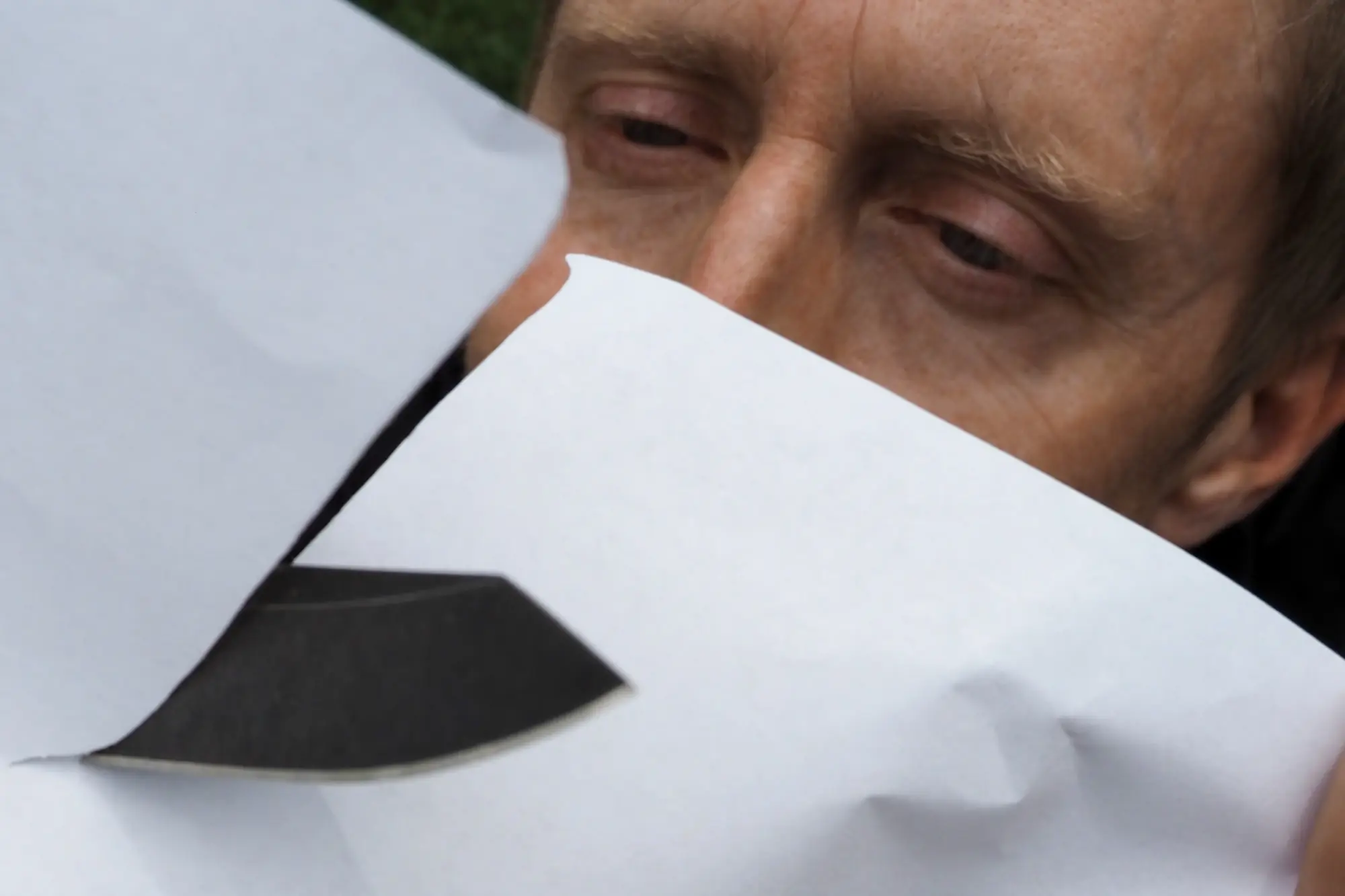 Cutting paper with Benchmade Osborne