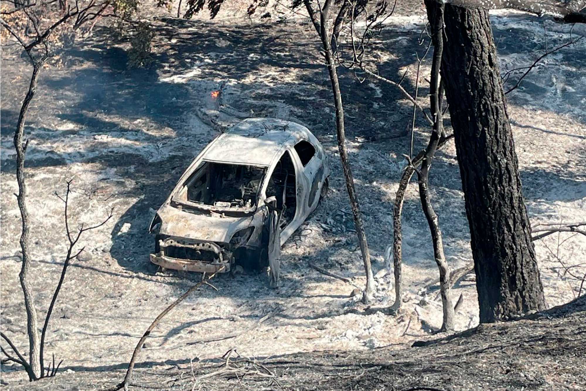 park fire burnt car