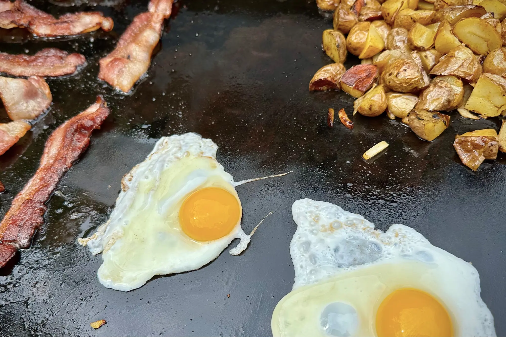 eggs, potatoes and bacon on weber traveler 22