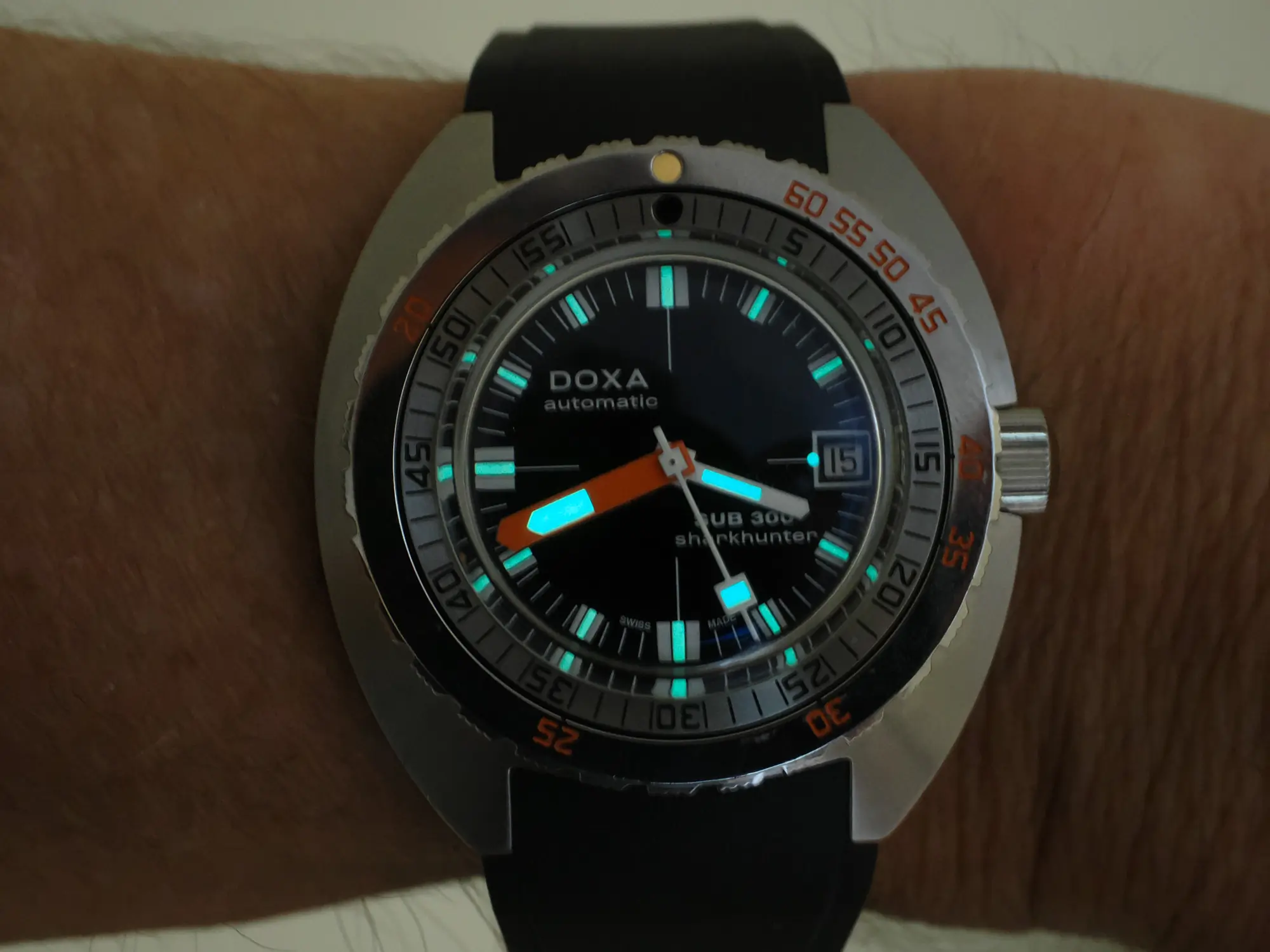 DOXA SUB 300 Sharkhunter lume