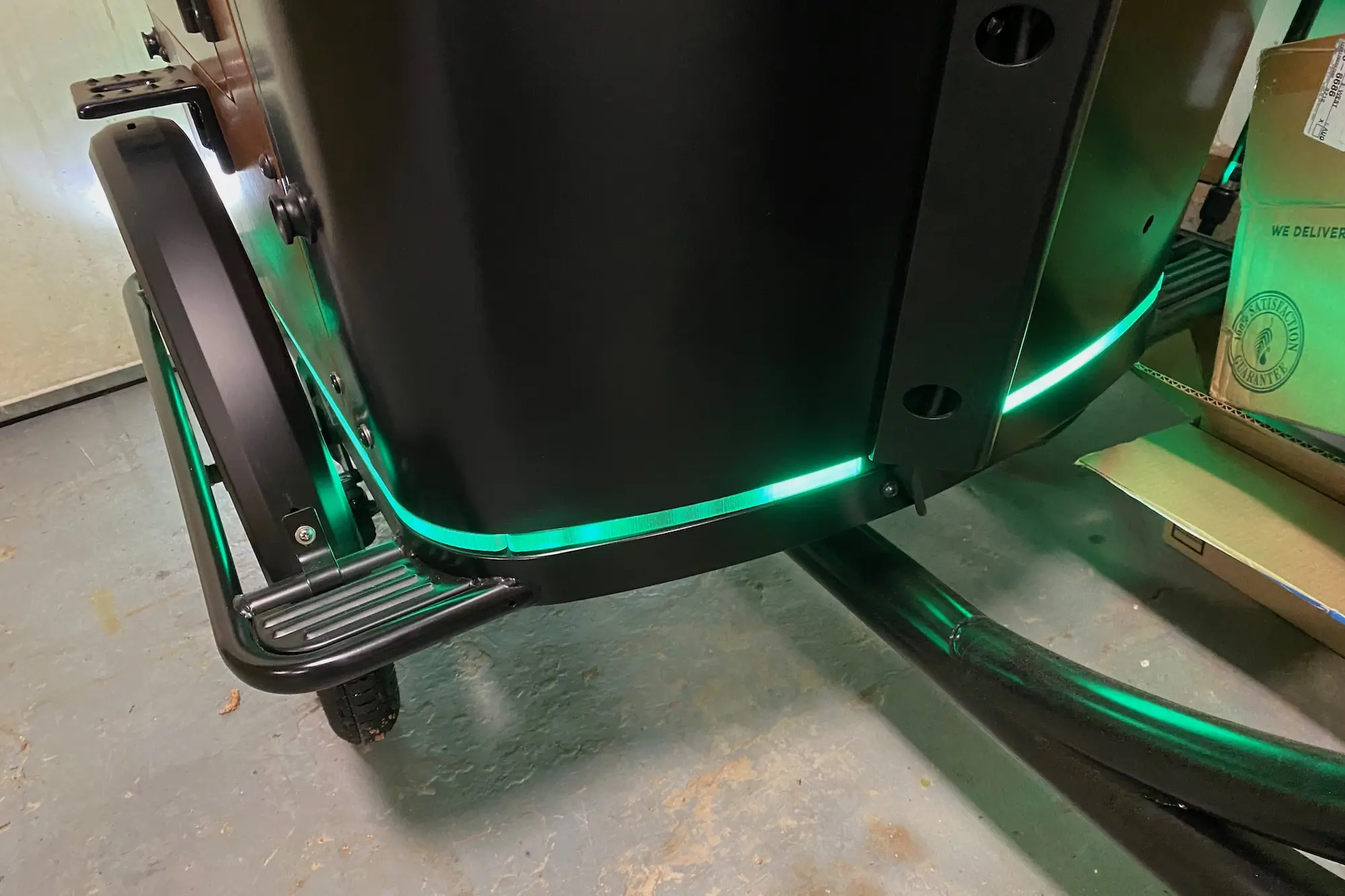 The LED light strip on the outside of the clear floor on the Ferla Royce 2 electric cargo bike