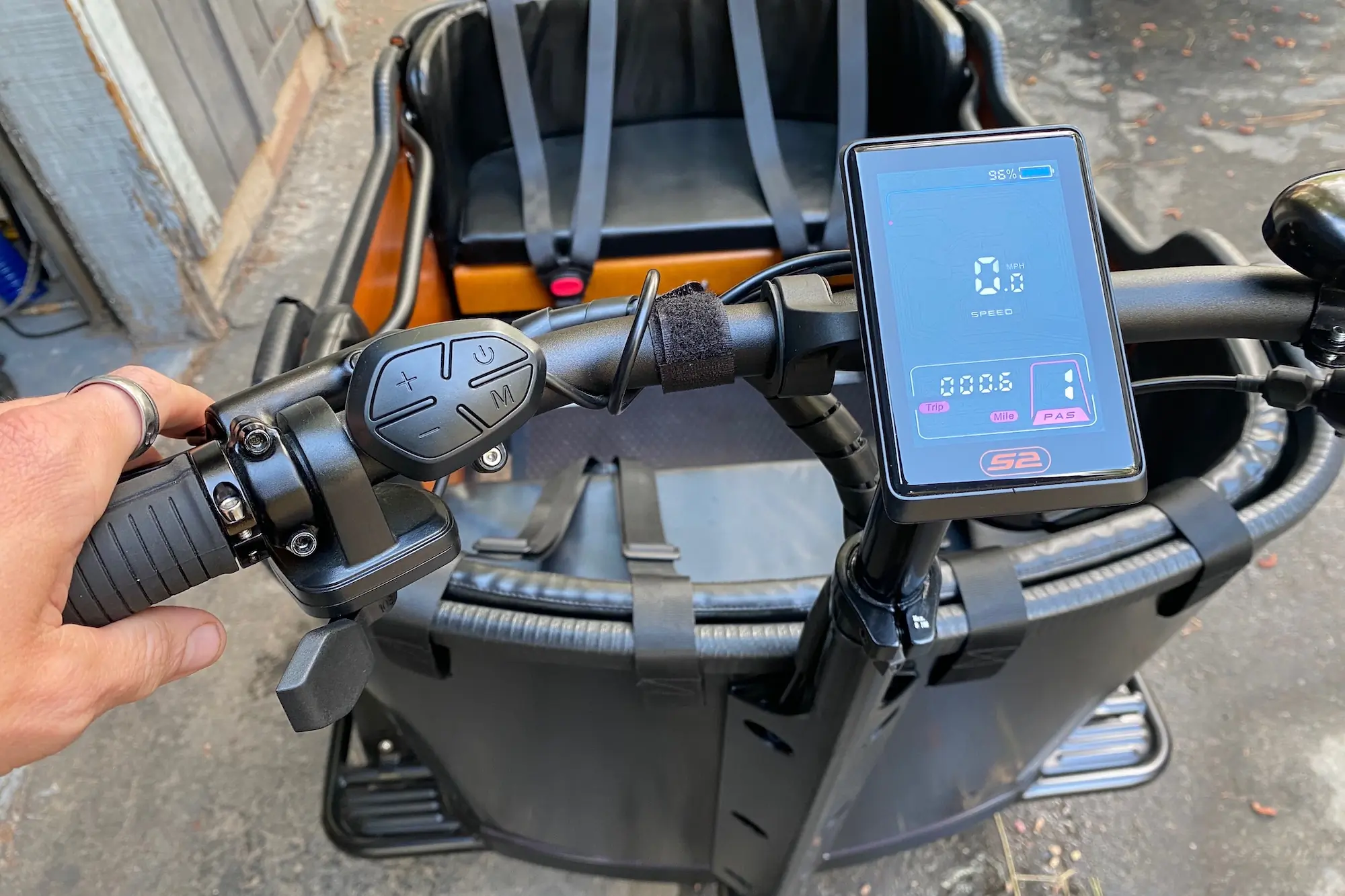 A look at the control unit, thumb paddle throttle, and color display on the Ferla Royce 2 electric cargo bike