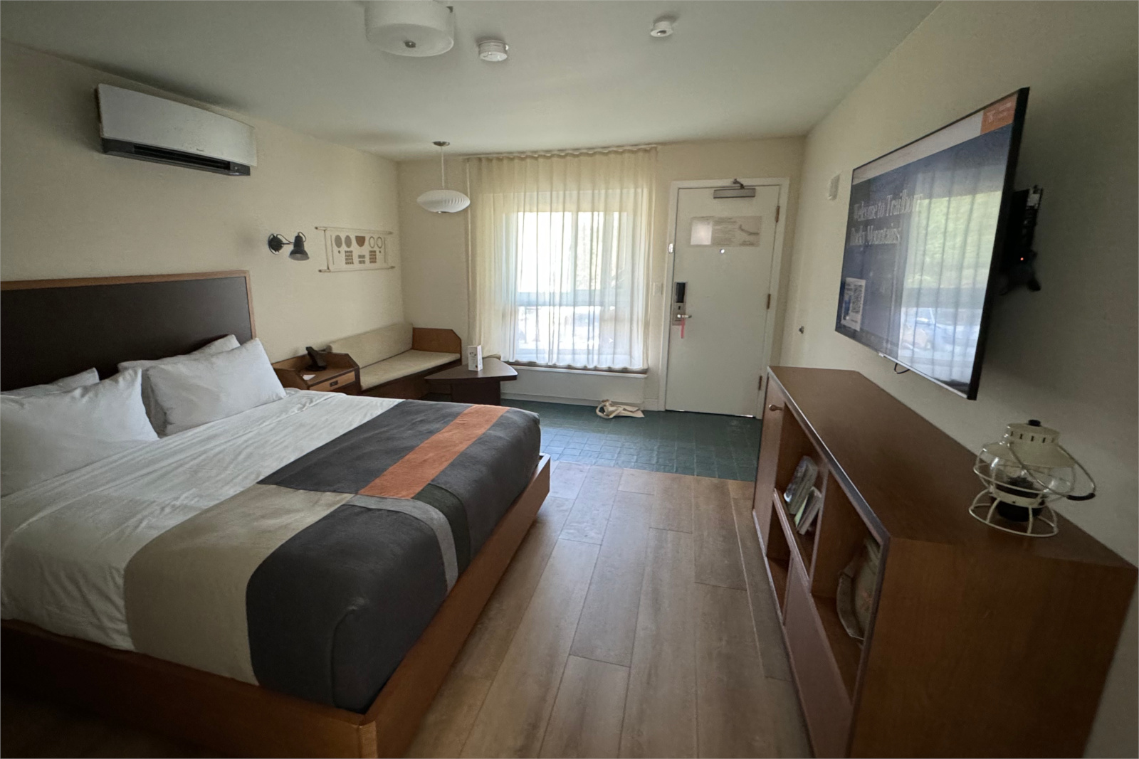 Trailborn Rocky Mountains king room interior