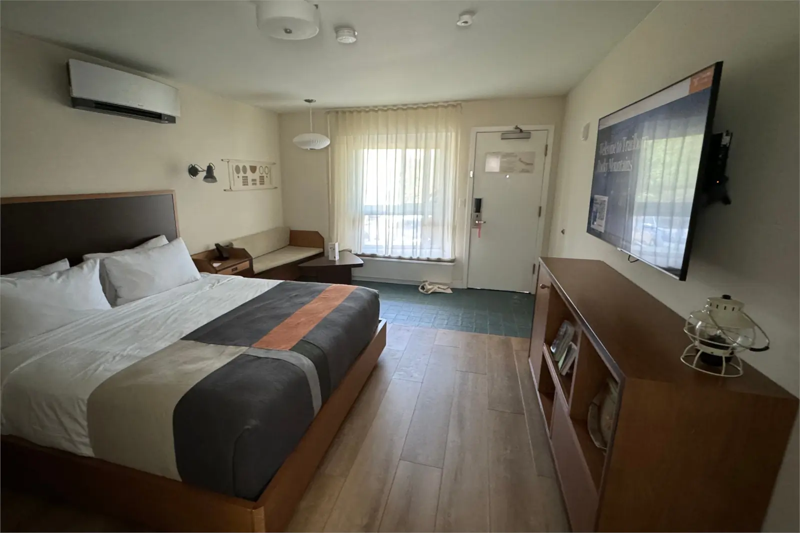 Trailborn Rocky Mountains king room interior