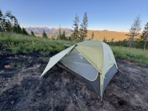 fully set up in nature, the NEMO Hornet OSMO 3P tent