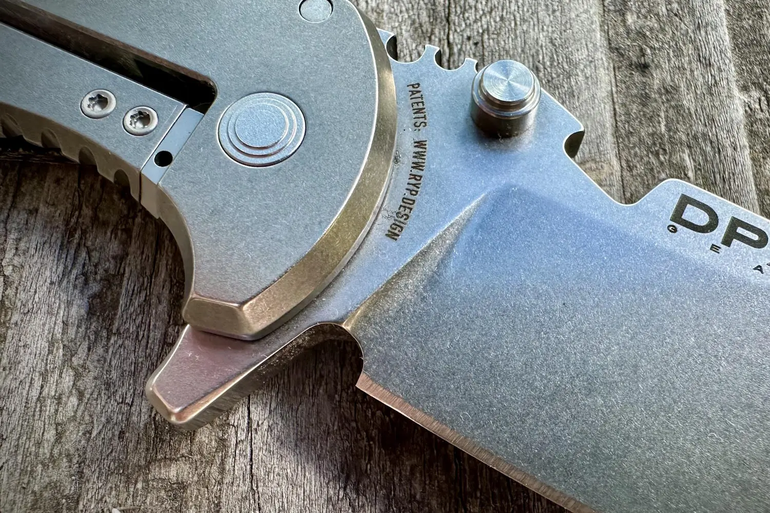 Close-up of the DPx Gear HEST/F 4.0 blade, showing the brand logo